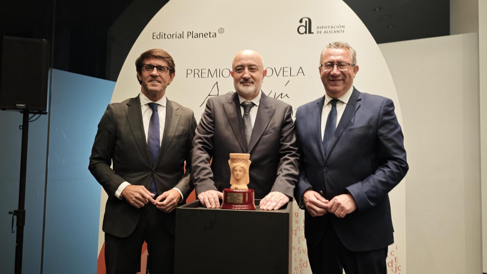 El diputado de Cultura Juan de Dios Navarro, Pablo Álvarez y el presidente Toni Pérez.
