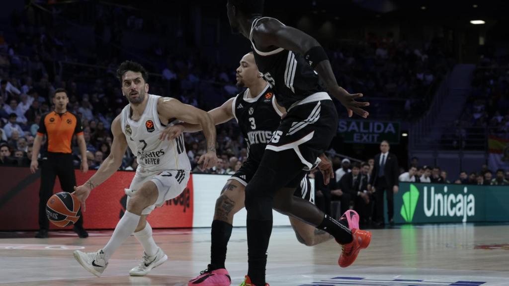 Campazzo conduce el balón presionado por Carsen Edwards.