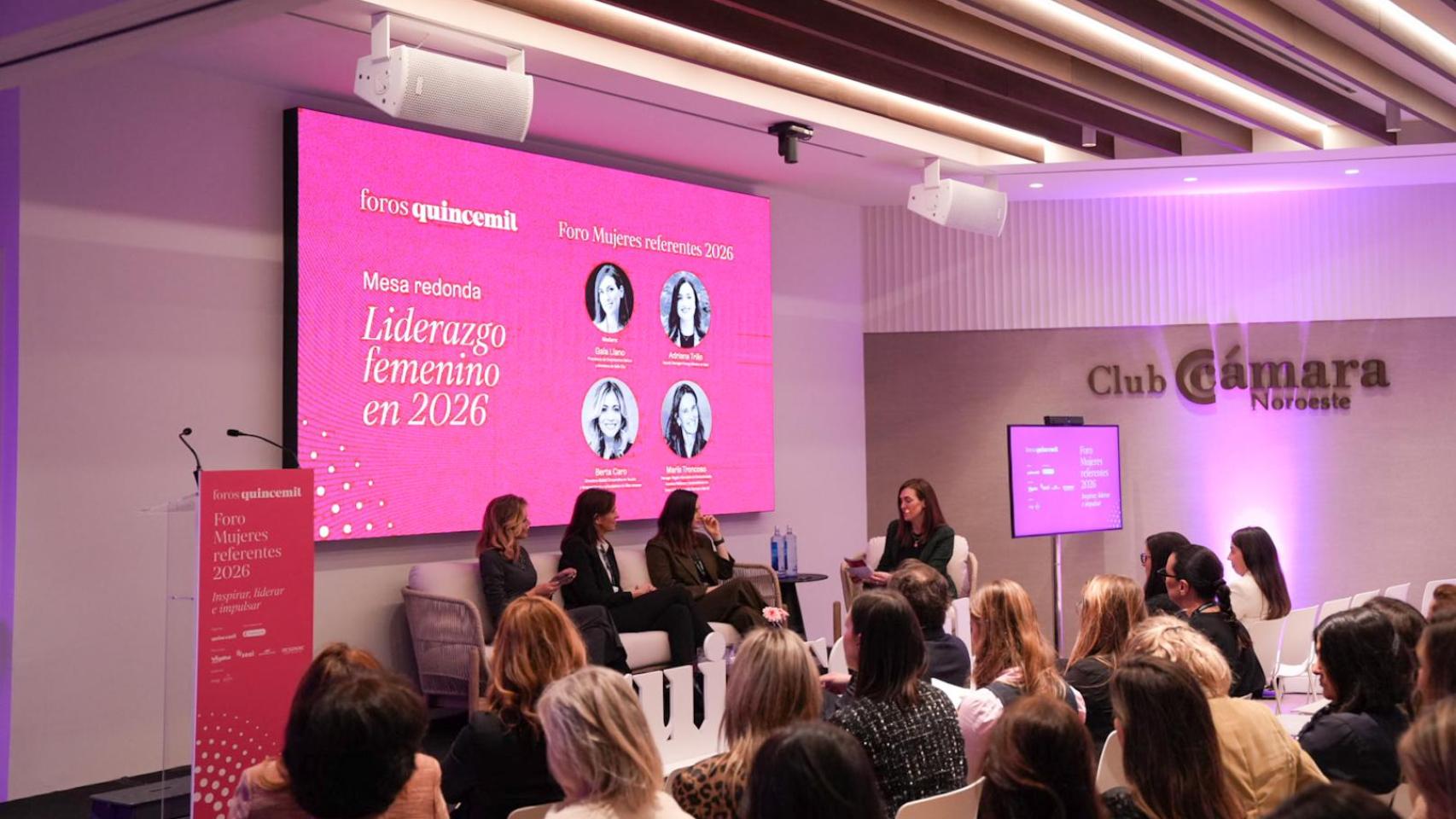 De izquierda a derecha: Berta Caro, directora Global Corporativa en Tecalis y vicepresidenta y cofundadora de Ellas Innovan; María Troncoso, Manager Región Noroeste de Comunicación Asuntos Públicos y Sostenibilidad de Coca-Cola Europacific Partners Iberia, María Troncoso; y Adriana Trillo, la Deputy Manager Energy división en Xeal. Modera: la presidenta de Empresarias Galicia, Gala Llano