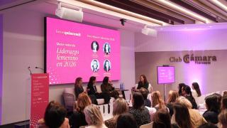De izquierda a derecha: Berta Caro, directora Global Corporativa en Tecalis y vicepresidenta y cofundadora de Ellas Innovan; María Troncoso, Manager Región Noroeste de Comunicación Asuntos Públicos y Sostenibilidad de Coca-Cola Europacific Partners Iberia, María Troncoso; y Adriana Trillo, la Deputy Manager Energy división en Xeal. Modera: la presidenta de Empresarias Galicia, Gala Llano