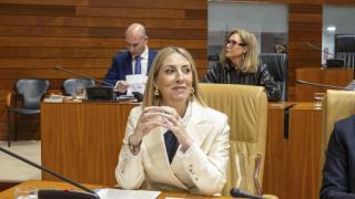 La candidata popular a la reelección como presidenta de la Junta de Extremadura, María Guardiola, durante la segunda jornada de la sesión de investidura,este miércoles en Mérida.