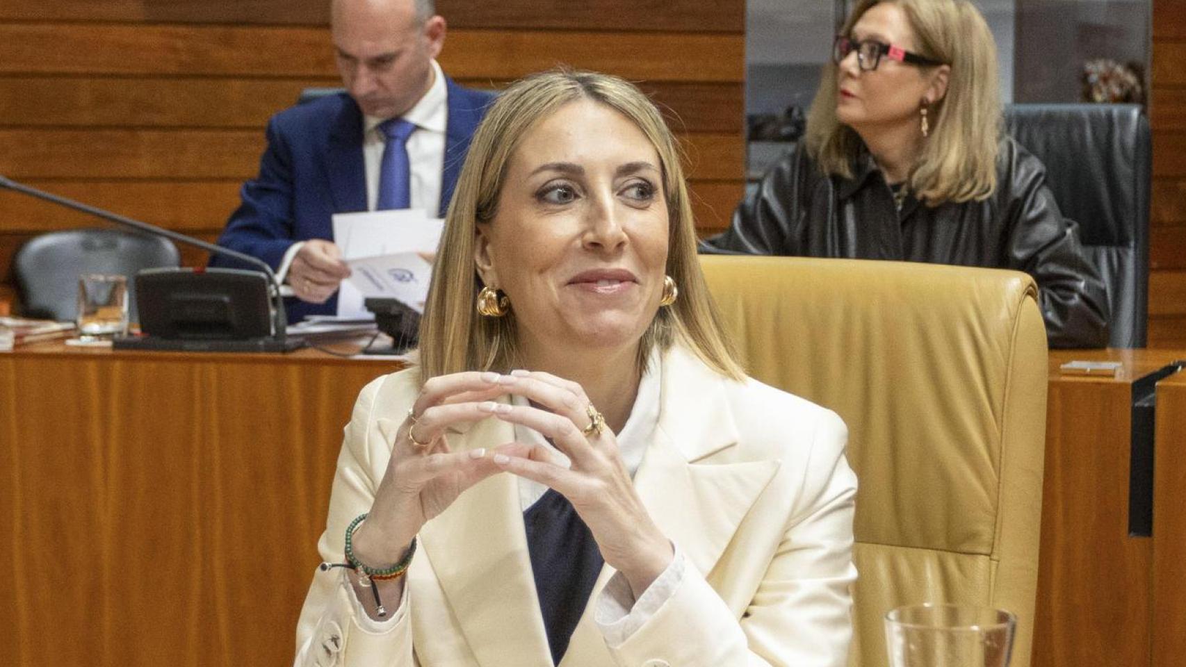 La candidata popular a la reelección como presidenta de la Junta de Extremadura, María Guardiola, durante la segunda jornada de la sesión de investidura,este miércoles en Mérida.