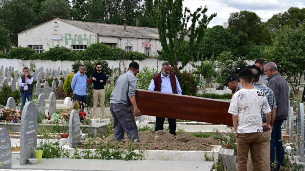 Foto de un entierro musulmán en el cementerio de Griñón, Madrid.