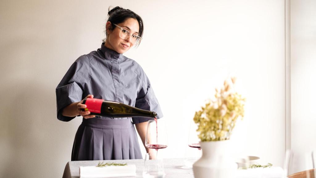 Delia Melgarejo, llenando las copas en Monte.