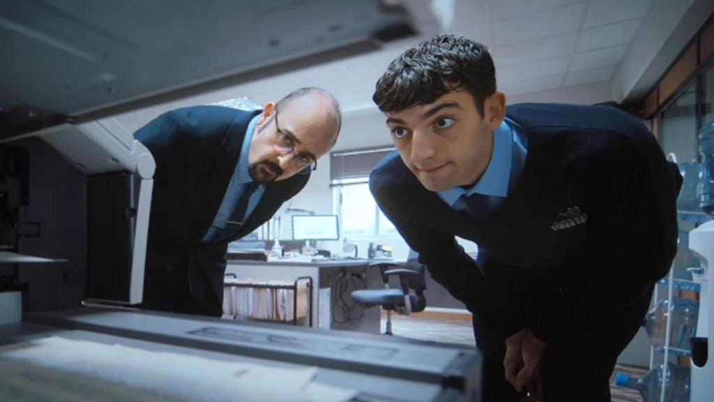 Carlos Areces y Roque Ruiz en 'Muertos SL'.