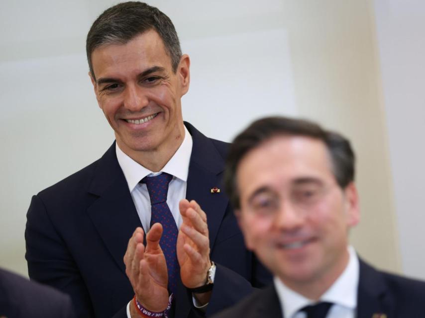 El presidente del Gobierno, Pedro Sánchez, junto al ministro de Exteriores, José Manuel Albares, en el Palacio de la Moncloa.
