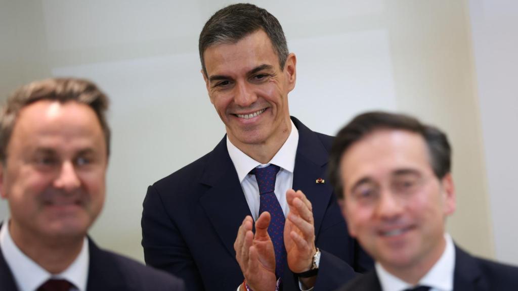 El presidente del Gobierno, Pedro Sánchez, junto al ministro de Exteriores, José Manuel Albares, en el Palacio de la Moncloa.