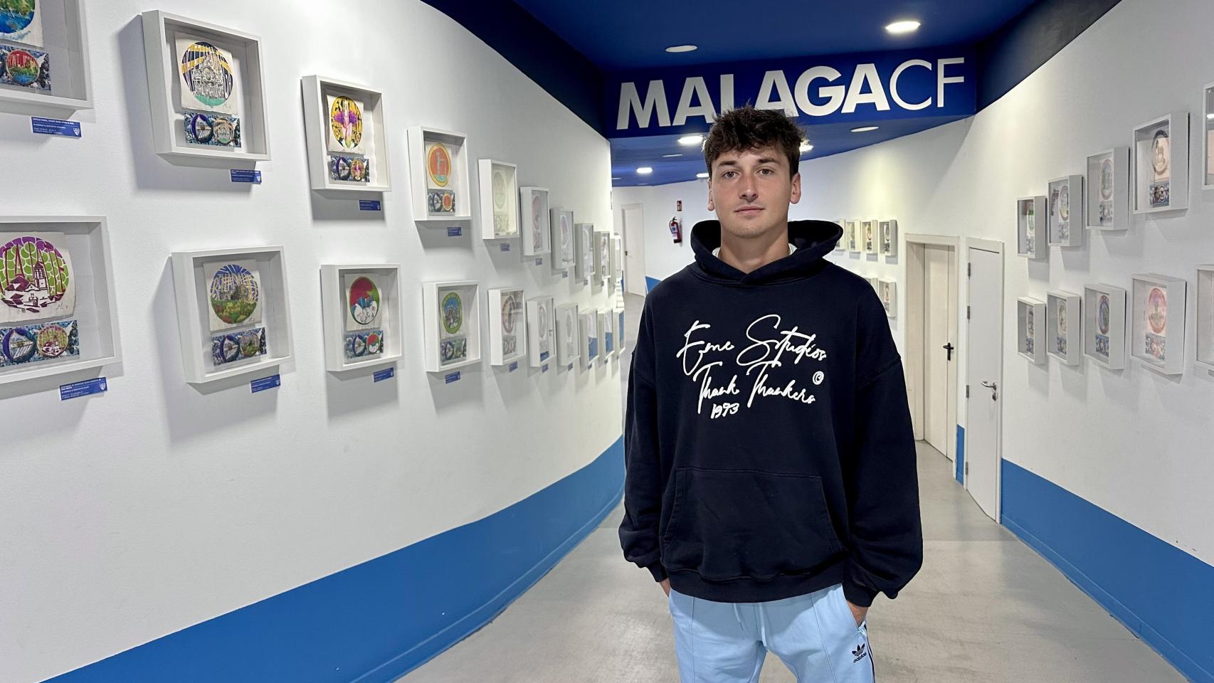 Carlos Dotor, jugador del Málaga CF, posa para EL ESPAÑOL de Málaga en los pasillos de La Rosaleda