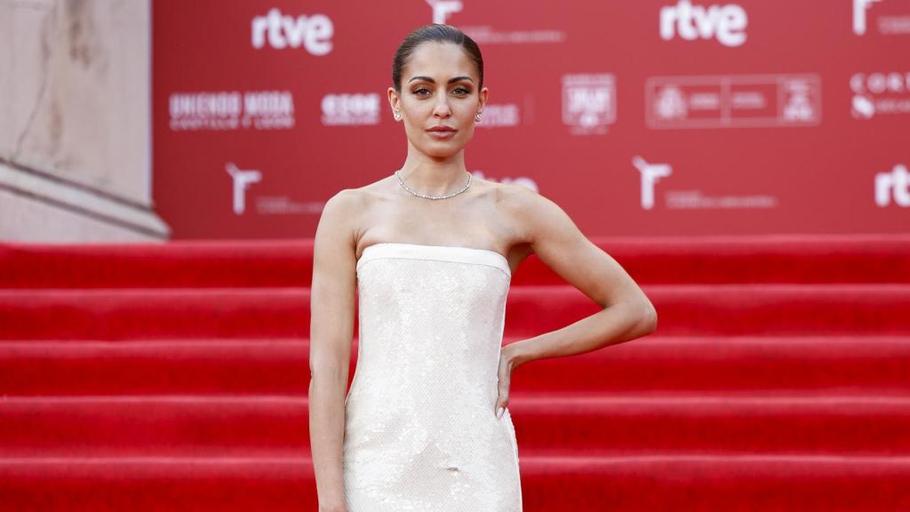 Hiba Abouk en la alfombra roja de los galardones.