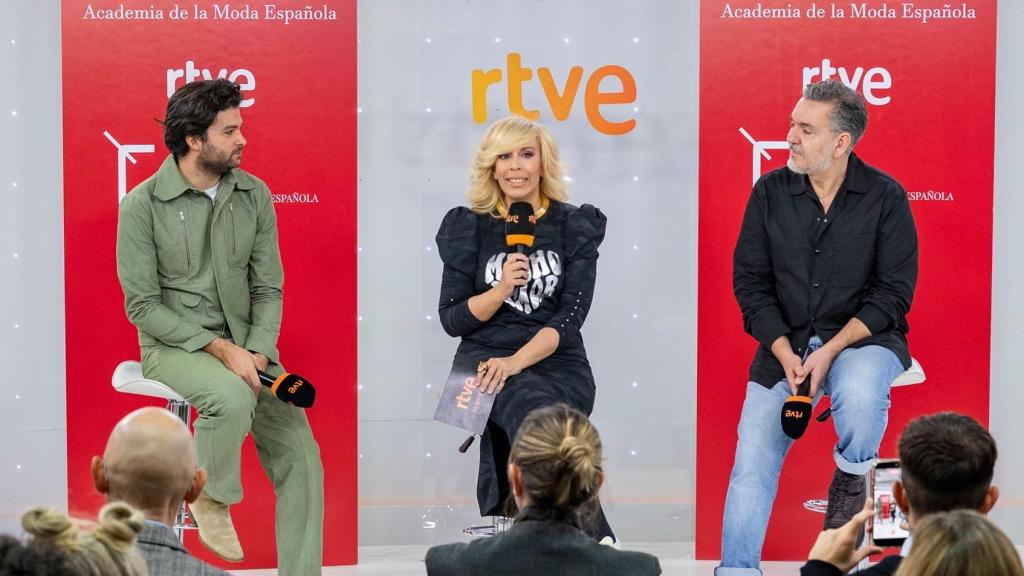 El director de la Fundación Academia de la Moda Española, Sergio Álvarez, junto a la periodista María Eizaguirre y el diseñador y presidente de ACME, Juan Duyos.