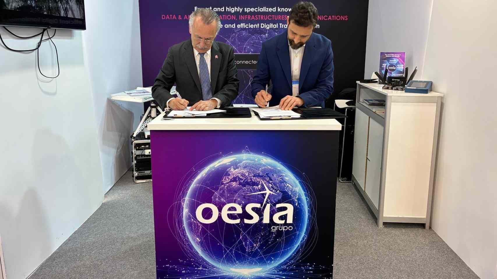 Luis Furnells, presidente ejecutivo de Grupo Oesía (izqda), y Carlos García, CEO de Kumori (dcha).