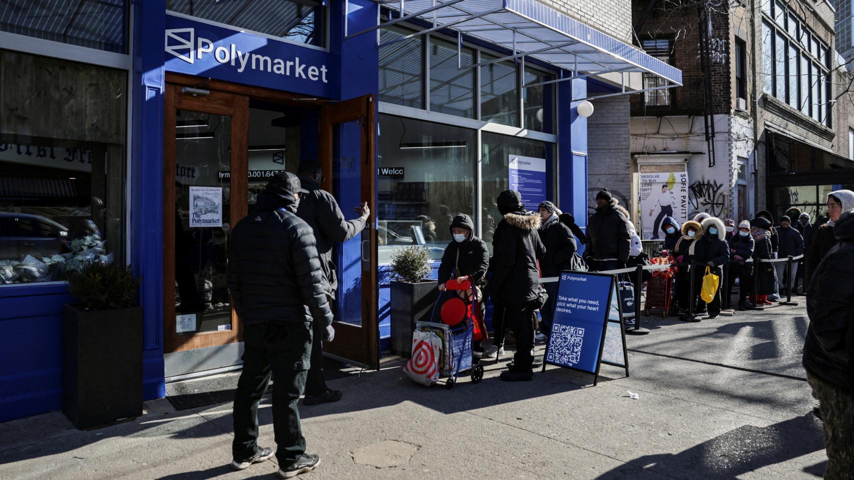 Personas haciendo cola para entrar en una tienda de Polymarket en Nueva York.