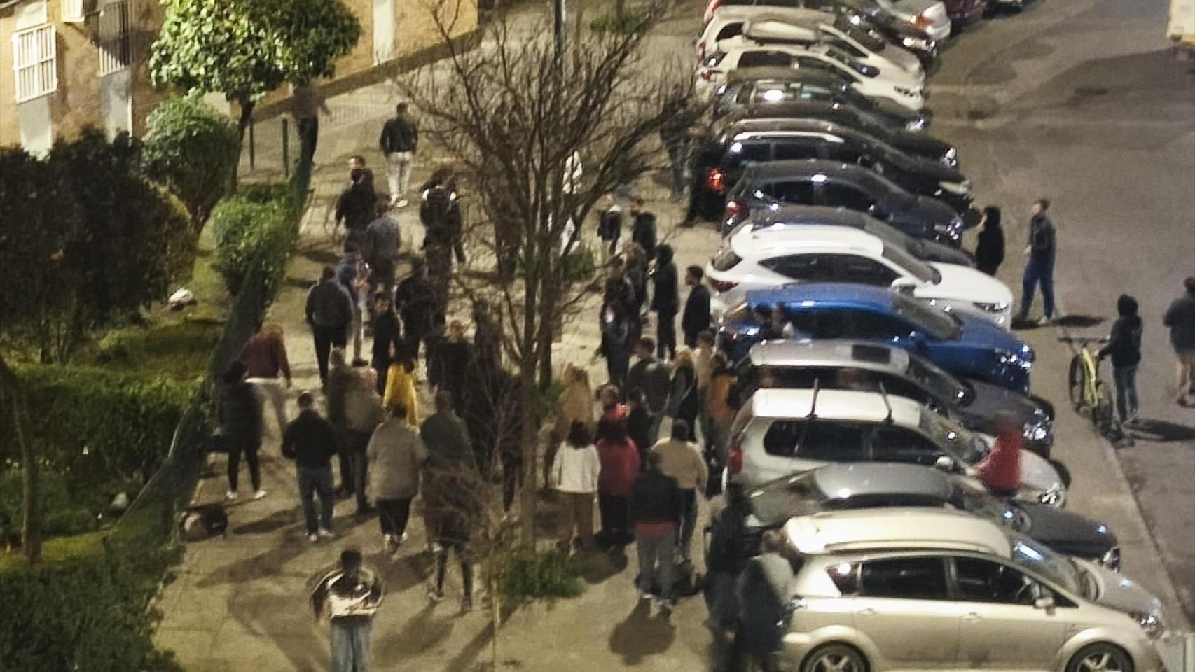 Imagen de las patrullas vecinales en la barriada sevillana de El Cerezo.