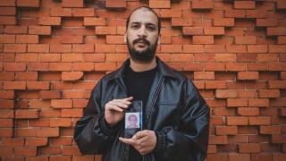 Hicham El Bahraou sostiene en su móvil una fotografía de su padre