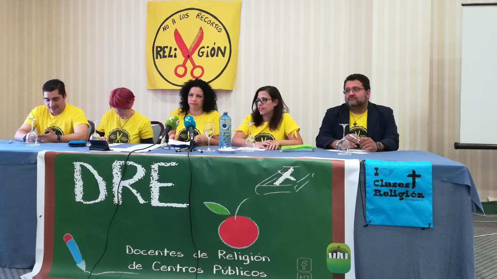Profesores de Religión de centros públicos, en una campaña en contra de reducir la asignatura.