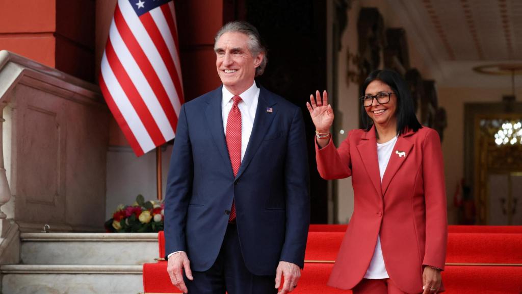El secretario de Interior estadounidense, Doug Burgum, este jueves en Caracas junto a Delcy Rodríguez.