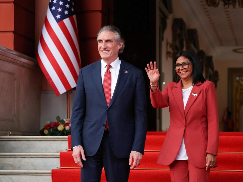 El secretario de Interior estadounidense, Doug Burgum, en Caracas junto a Delcy Rodríguez.