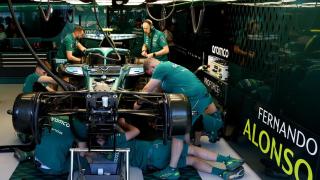 Los ingenieros de Aston Martin trabajan en el coche de Fernando Alonso.