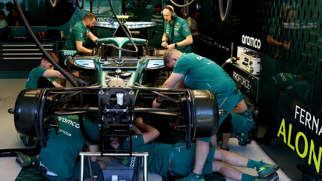 Los ingenieros de Aston Martin trabajan en el coche de Fernando Alonso.