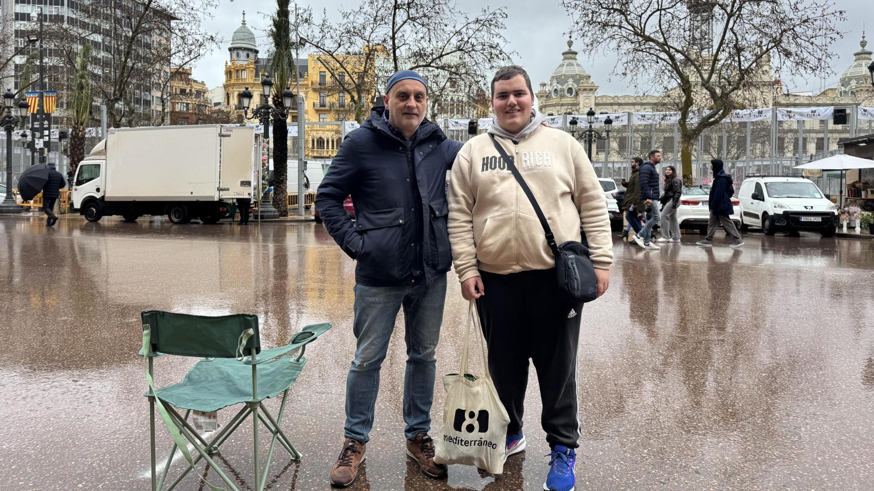 Los más madrugadores para ver la 'mascletà'. EE
