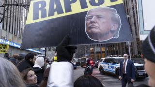Protesters in New York demand the publication of all documents from the Epstein case
