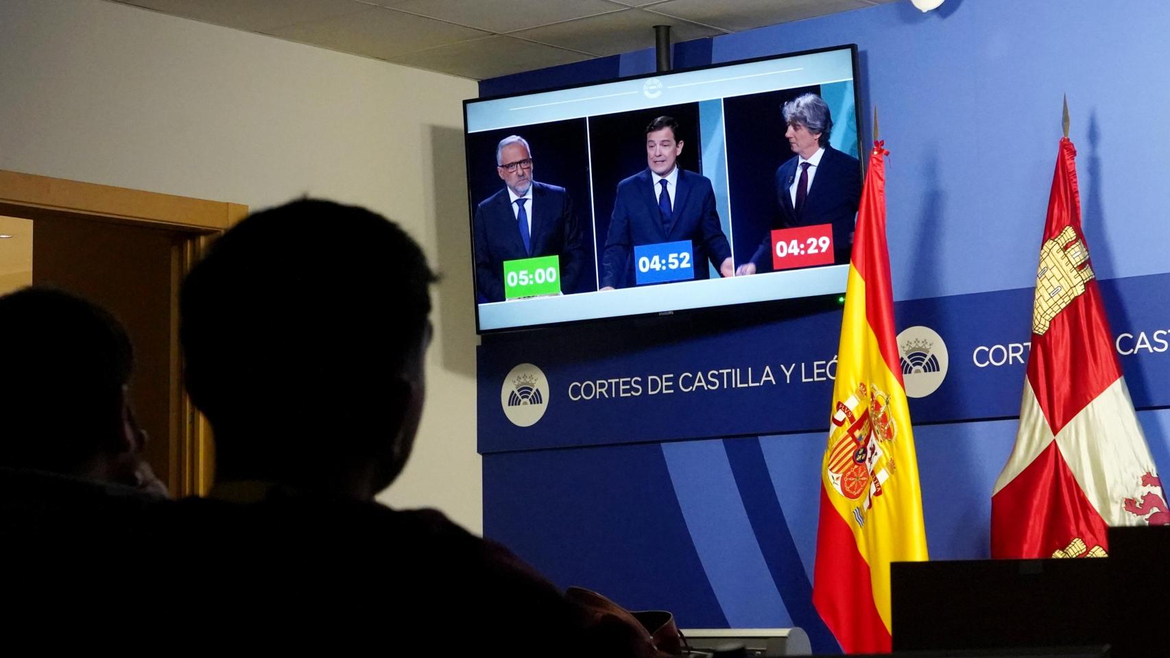 Los medios acreditados siguen el primer debate de las elecciones autonómicas desde la sala de prensa