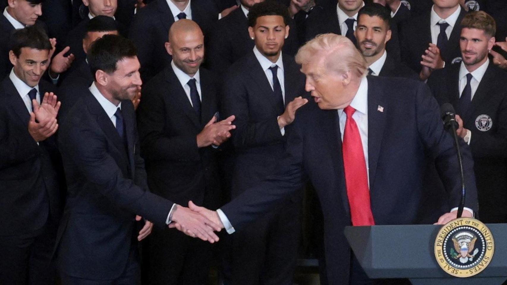 Messi y Trump dándose la mano