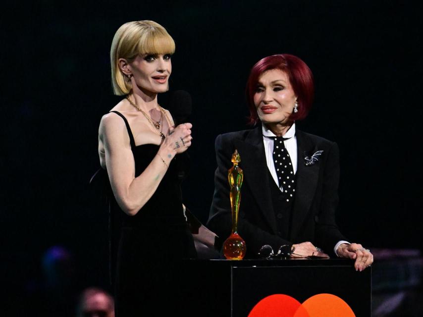 Kelly Osbourne, hija del desaparecido Ozzy Osbourne, con su madre, Sharon, el pasado 28 de febrero en los Brit Awards.