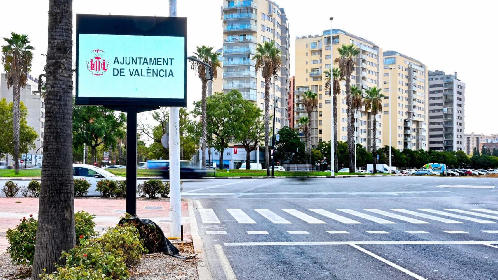 Un panel del Ayuntamiento de Valencia en la ciudad. EE