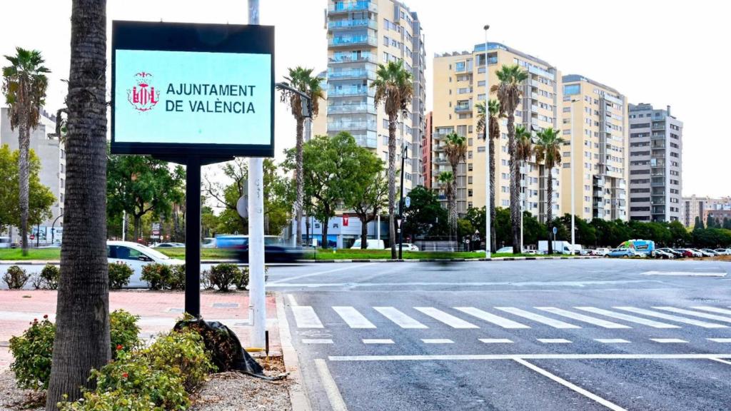 Un panel del Ayuntamiento de Valencia en la ciudad. EE