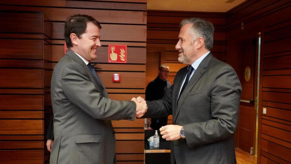 El presidente de la Junta y candidato del PP a la reelección, Alfonso Fernández Mañueco, y el candidato de Vox, Carlos Pollán, en una imagen de archivo