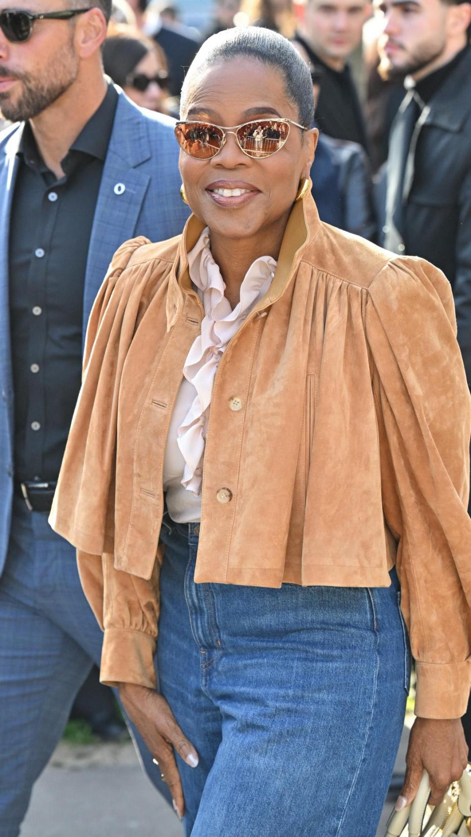El vídeo de Oprah Winfrey luciendo nueva imagen en París se ha vuelto viral.