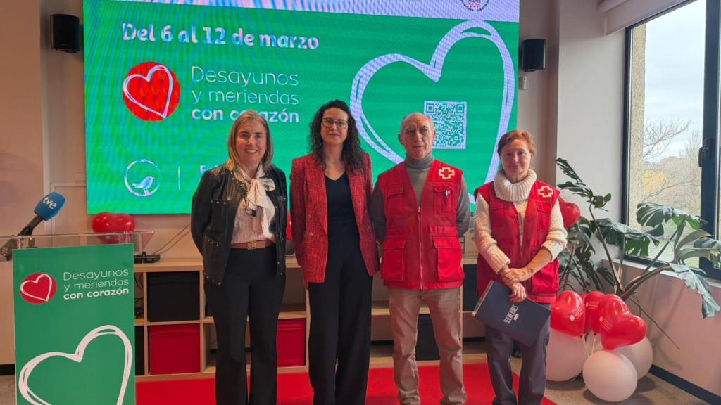 De izquierda a derecha: Rosa Urbón (Cruz Roja), Gracia Menéndez (Alcampo) y los voluntarios Loreto Villaverde y María Jesús Sánchez