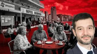 El ministro Pablo Bustinduy sobre una ilustración de jubilados en Benidorm.