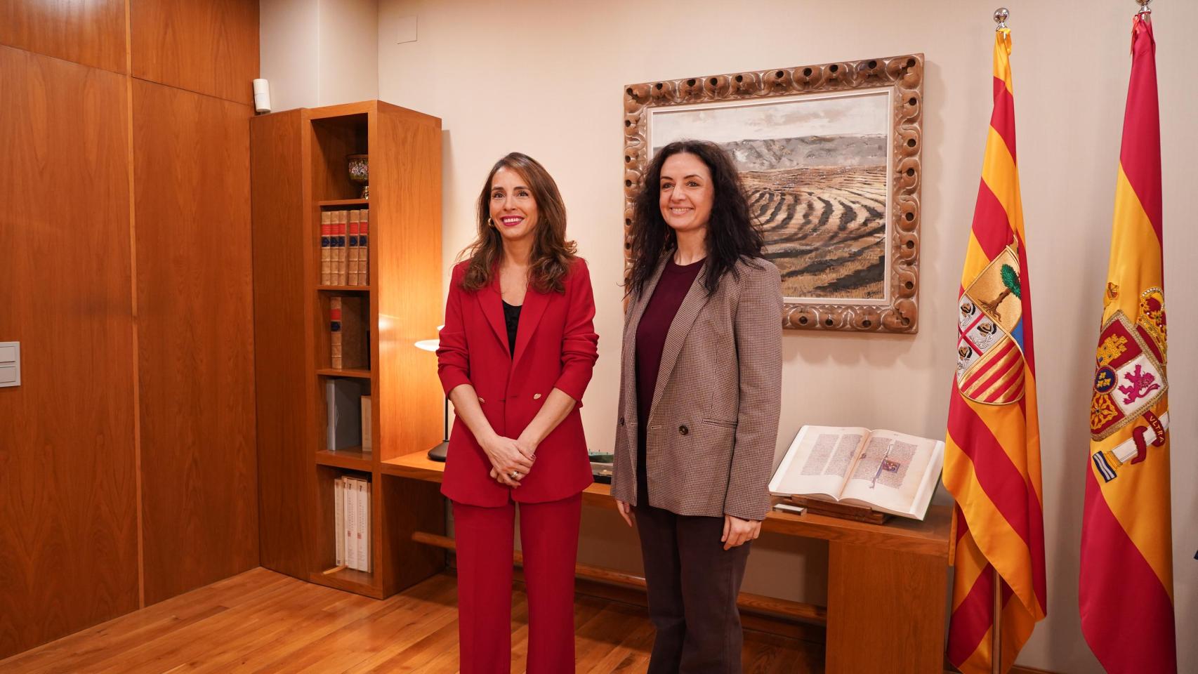 María Navarro, presidenta de las Cortes de Aragón, y Marta Abengochea, portavoz de IU-Sumar