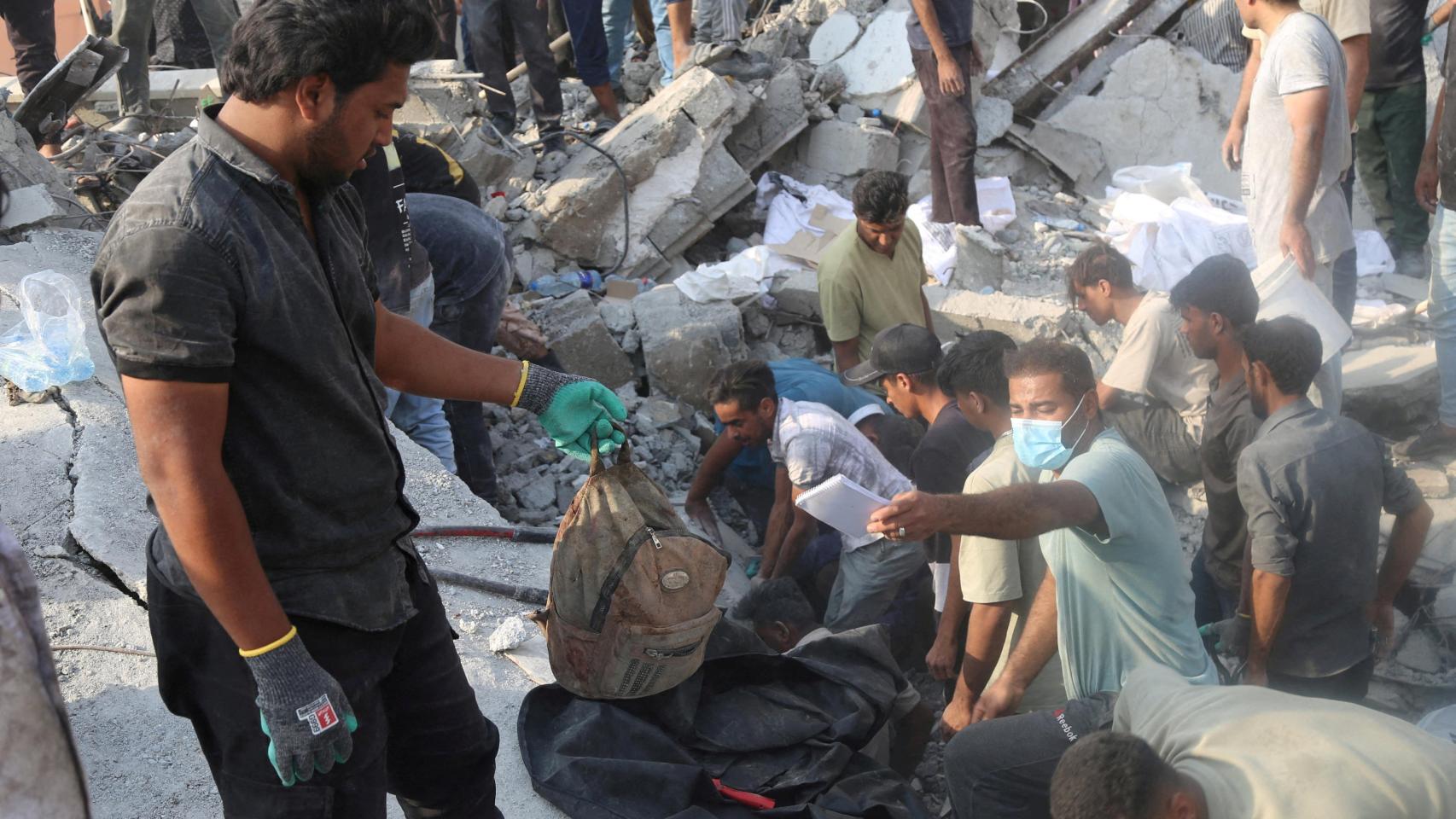 Una mochila escolar desenterrada en las operaciones de desescombro de la escuela bombardeada en Irán.