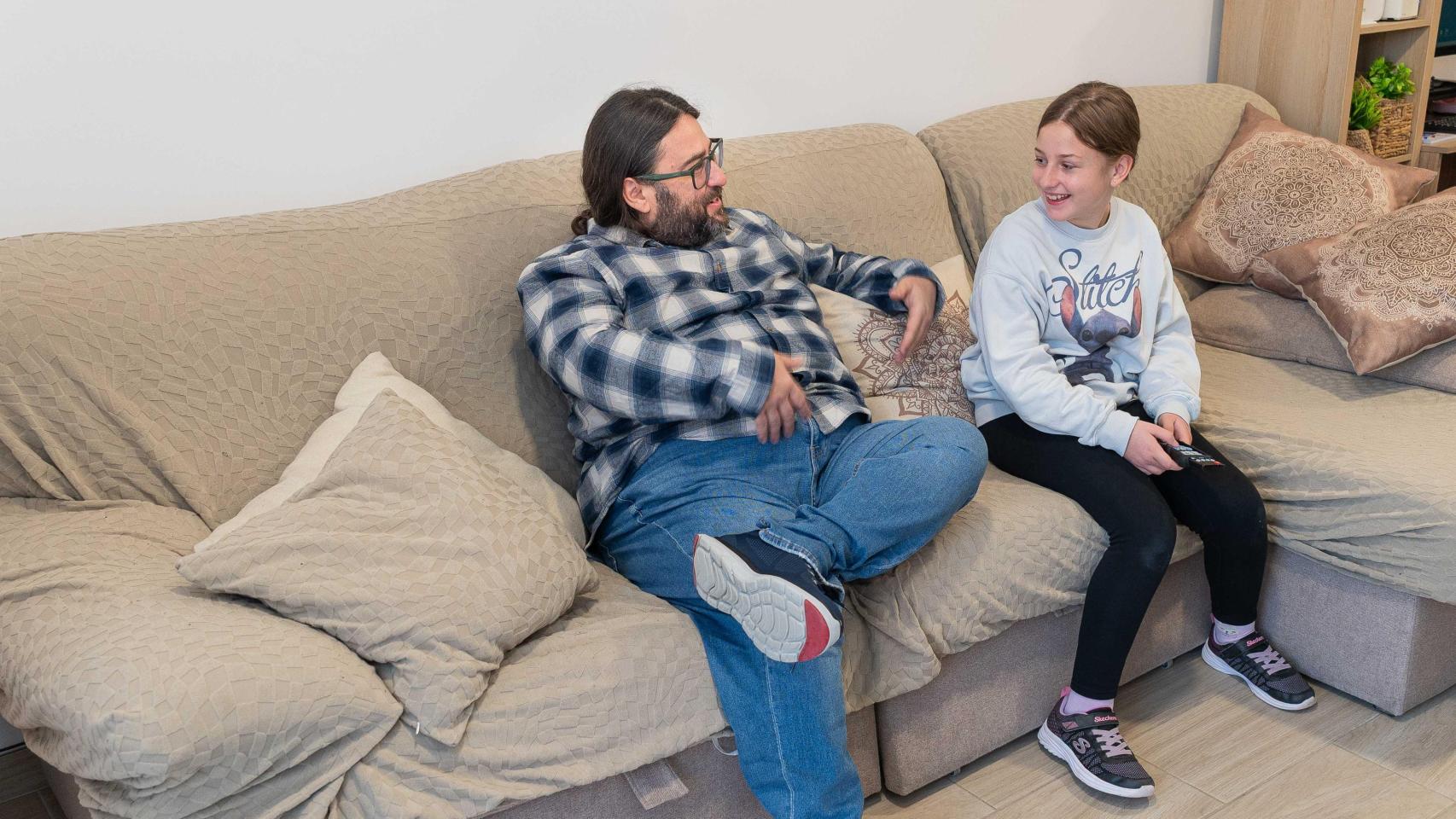 El informático Luis Reus junto a su hija, Leia Reus, en su vivienda del municipio palentino de Hornillos de Cerrato
