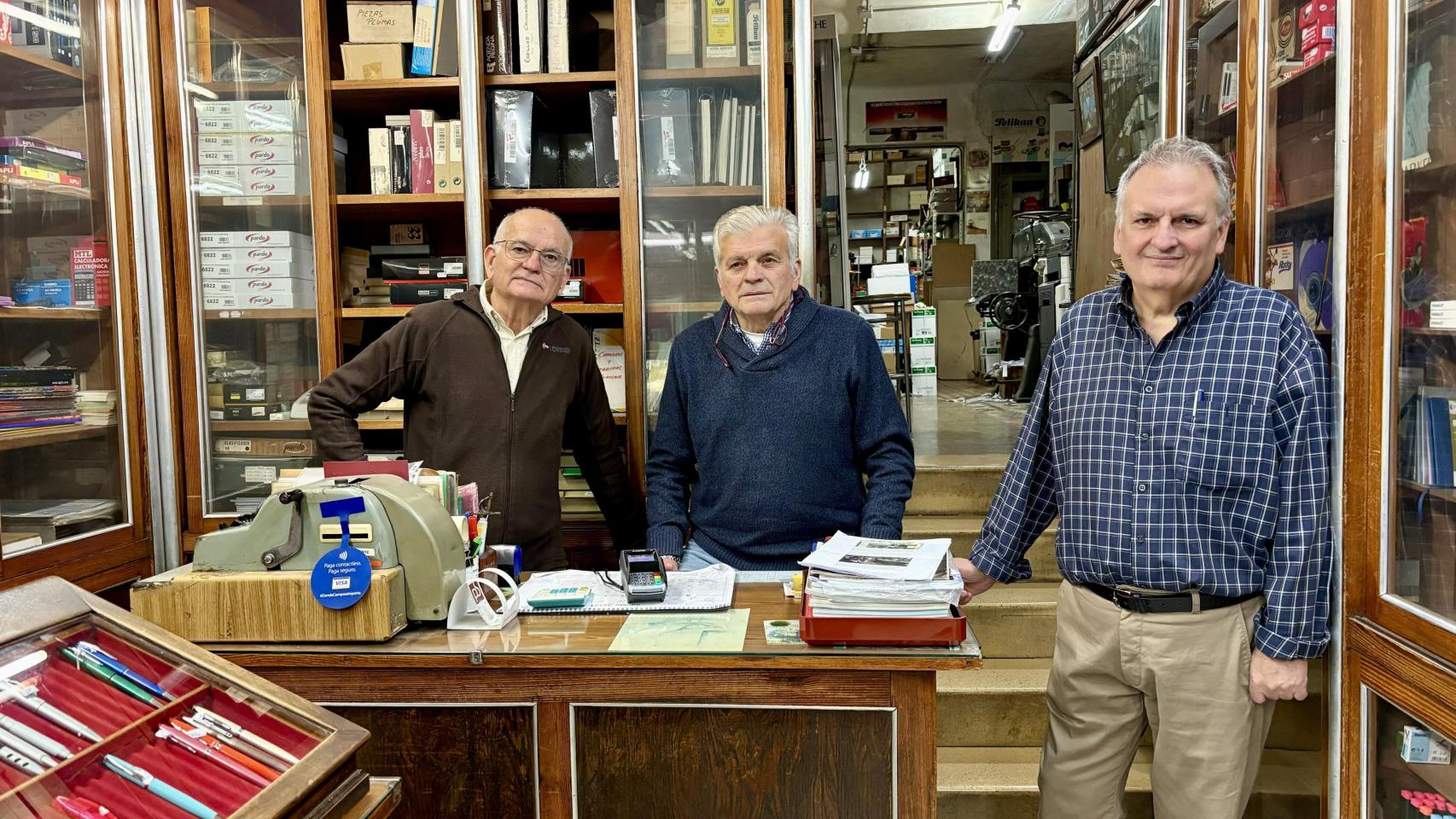 Los tres hermanos, gerentes de la papelería 'Eutimio' en Alicante