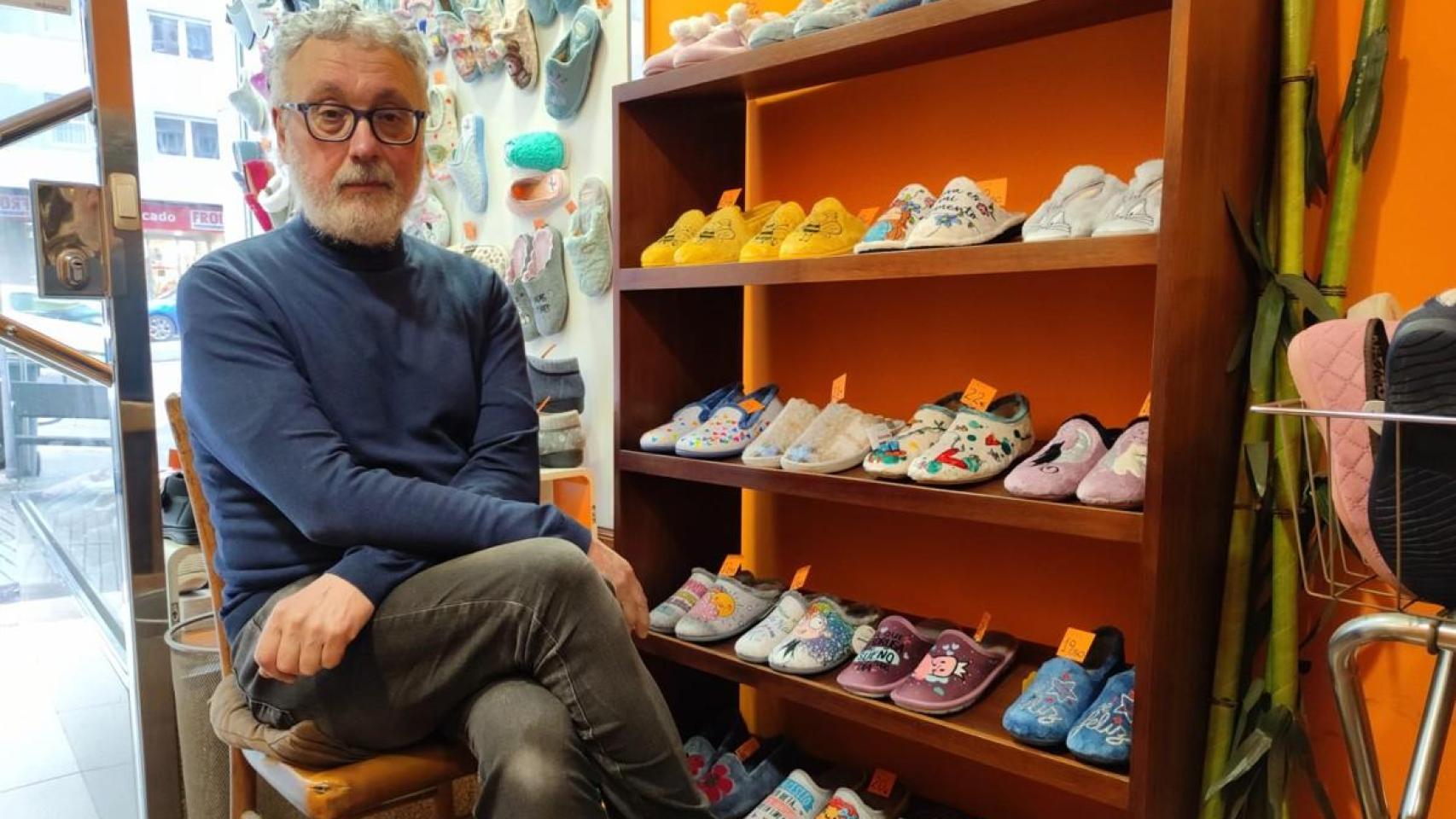 David Vilameá, entre zapatillas en la tienda Brasilia, en la ronda de Outeiro de A Coruña.