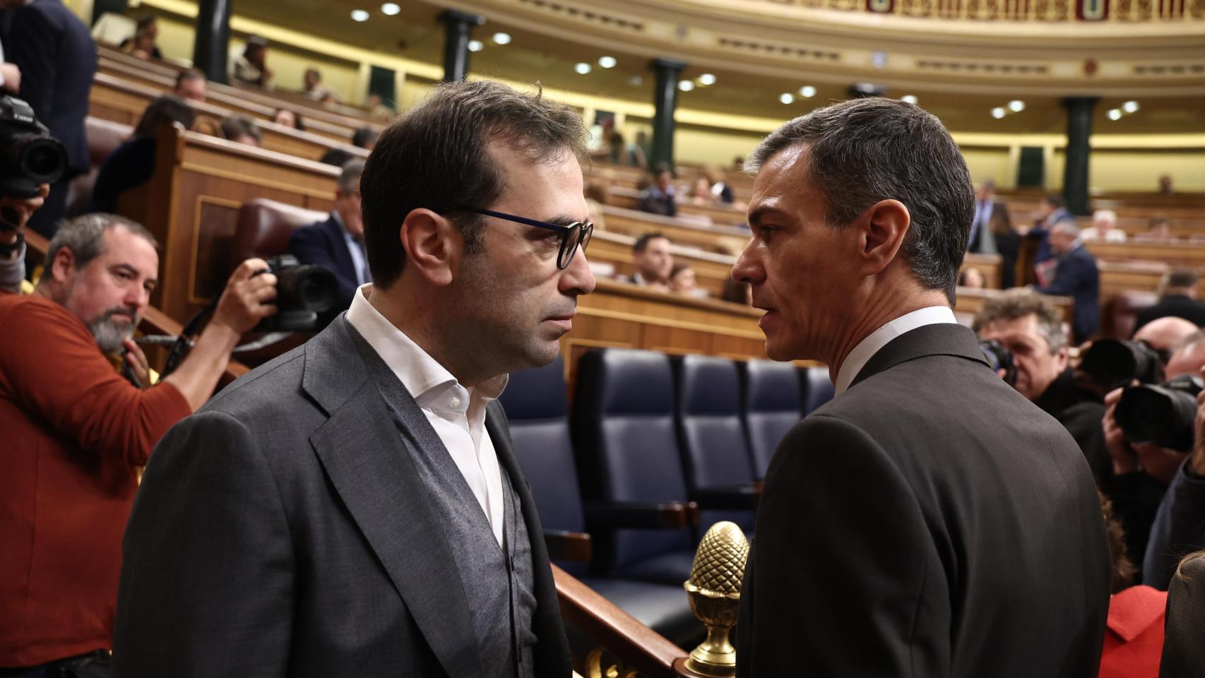 El presidente del Gobierno, Pedro Sánchez (d), y el vicepresidente primero y ministro de Economía, Carlos Cuerpo, en el Congreso de los Diputados.