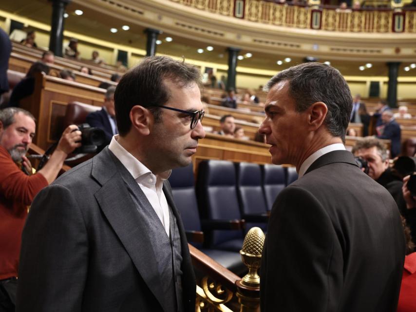 El presidente del Gobierno, Pedro Sánchez, y el ministro de Economía y Comercio, Carlos Cuerpo, durante una sesión de control al Gobierno, en el Congreso de los Diputados.
