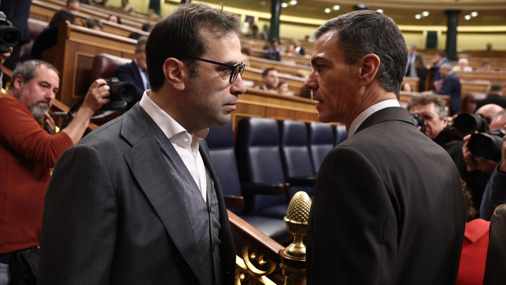 El presidente del Gobierno, Pedro Sánchez (d), y el ministro de Economía y Comercio, Carlos Cuerpo (i), durante una sesión de control al Gobierno, en el Congreso de los Diputados.