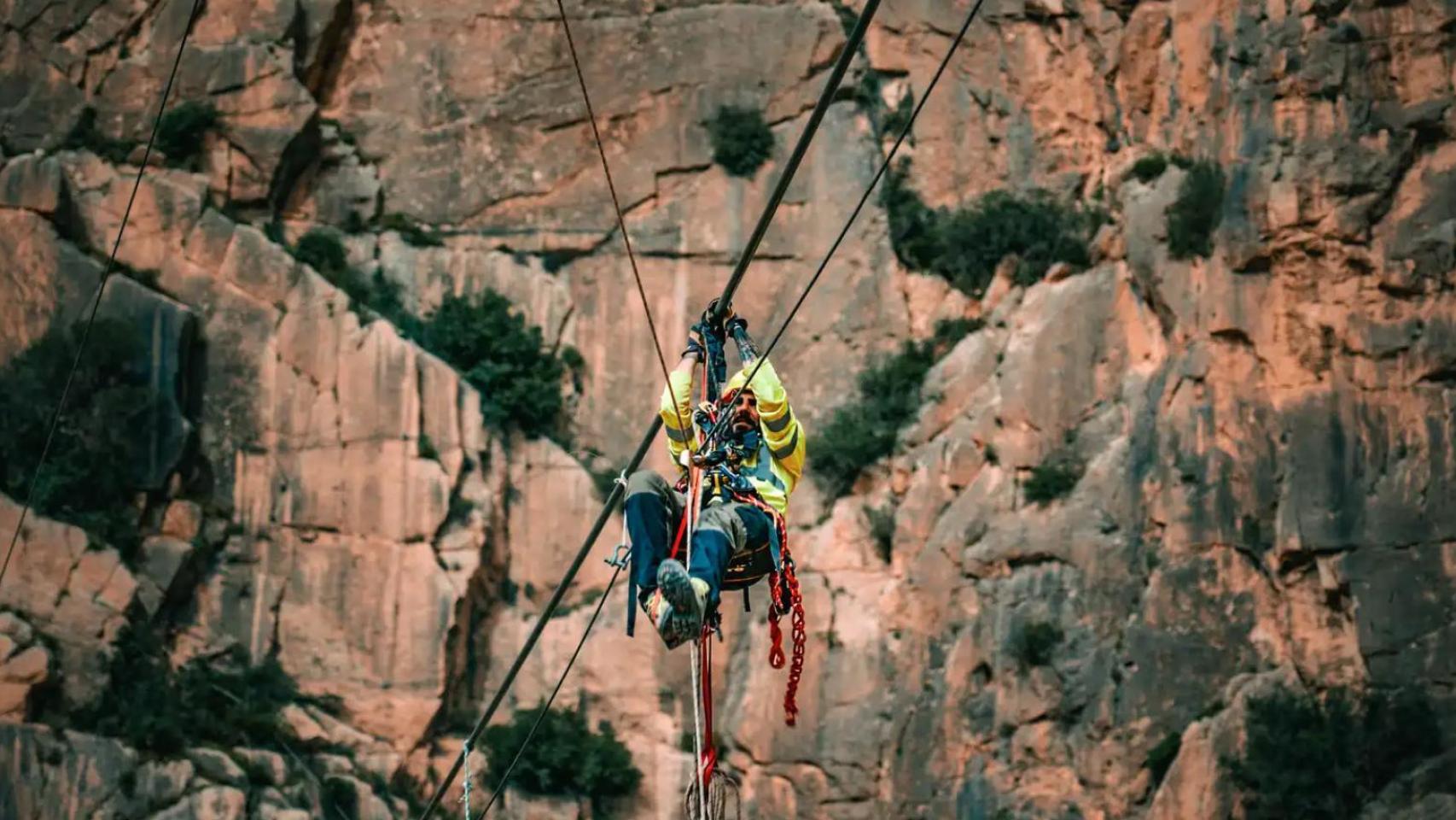 Imagen de los trabajos de instalación del nuevo puente colgante en el Caminito del Rey.
