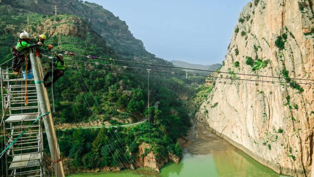Otra imagen de los trabajos en el Caminito del Rey.