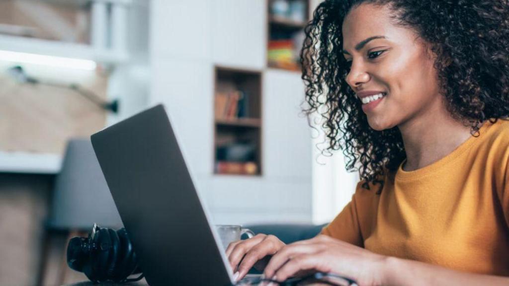 mujer usando norton