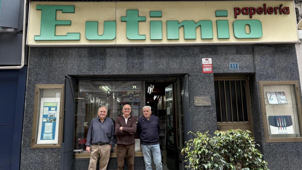 La papelería Eutimio se encuentra en la calle Tomás López Torregrosa.
