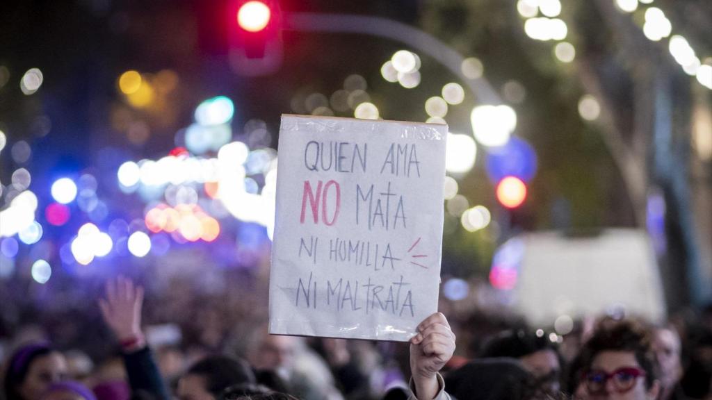 Una pancarta durante una concentración por el día de la Eliminación de la violencia contra las Mujeres, a 25 de noviembre de 2025, en Madrid (España).