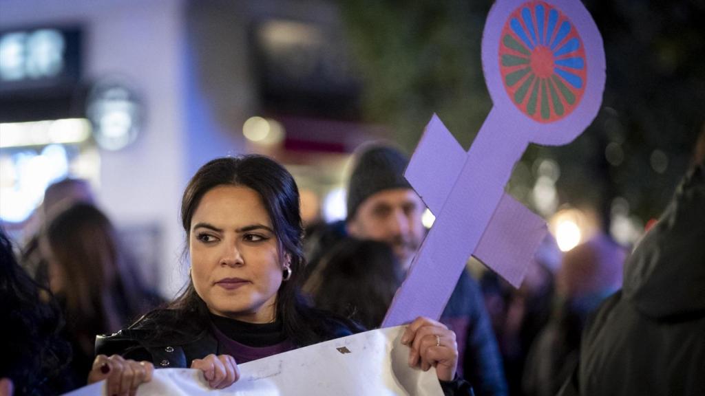 Varios manifestantes con pancartas durante una concentración por el día de la Eliminación de la violencia contra las Mujeres, a 25 de noviembre de 2025, en Madrid (España).