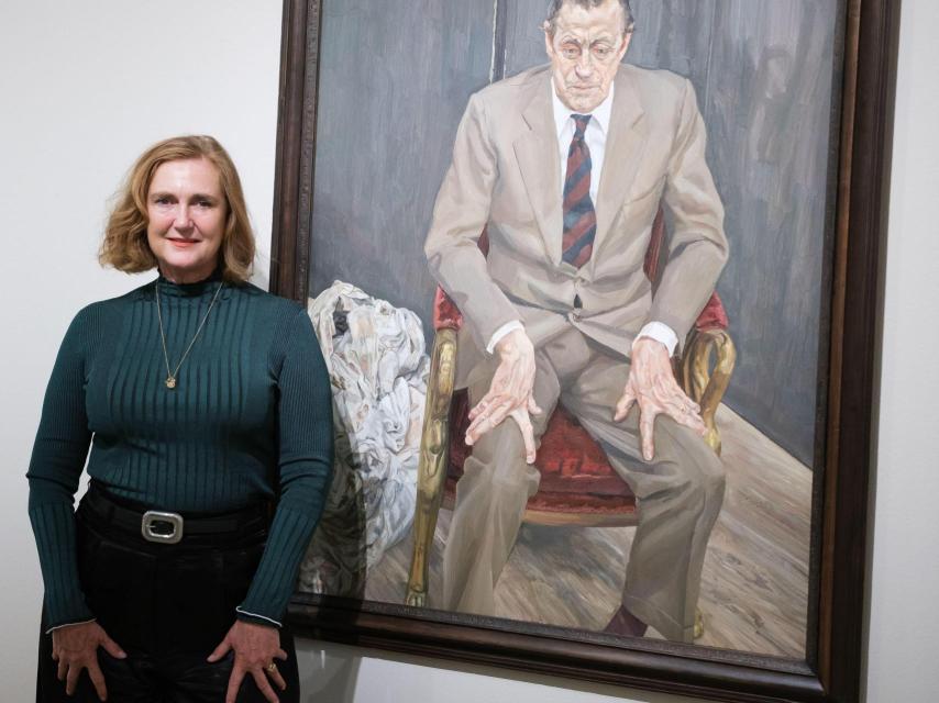 Francesca junto a un retrato de su padre, el barón, en el museo Thyssen-Bornemisza.