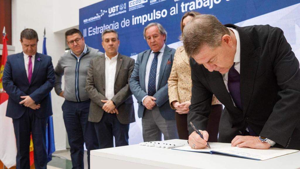 El presidente de Castilla-La Mancha, Emiliano García-Page, durante la firma.